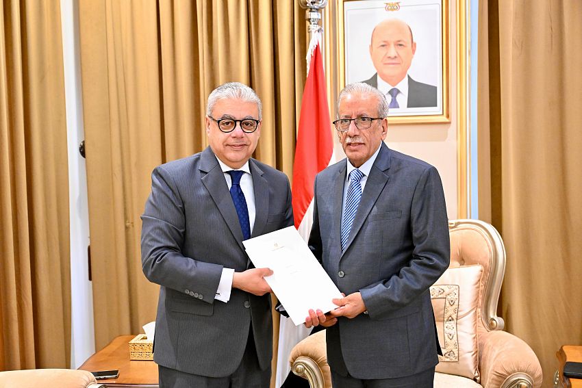 رئيس مجلس القيادة يتلقى دعوة من رئيس جمهورية مصر العربية لحضور افتتاح المتحف المصري الكبير