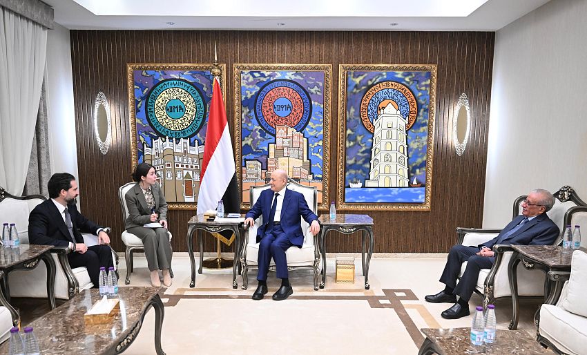 رئيس مجلس القيادة يحذر من مخاطر نقل الاسلحة الايرانية المحرمة دوليا الى المليشيات الحوثية