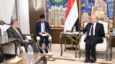 رئيس مجلس القيادة يستعرض مع السفير الهندي التعاون الاقتصادي والأمني بين البلدين