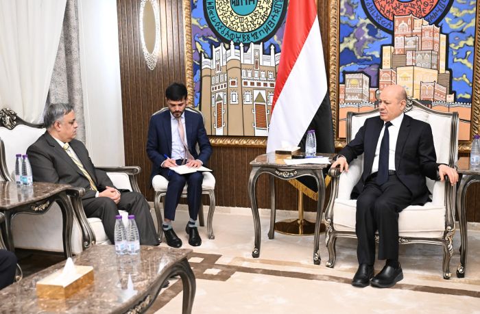 رئيس مجلس القيادة يستعرض مع السفير الهندي التعاون الاقتصادي والأمني بين البلدين