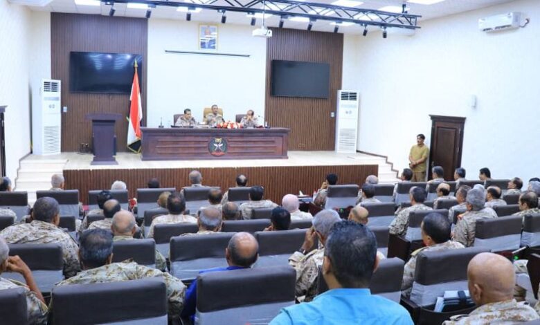 رئيس هيئة الأركان يترأس اجتماعاً موسعاً بقادة الهيئات والدوائر والمناطق والمحاور العسكرية