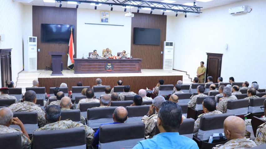 رئيس هيئة الأركان يترأس اجتماعاً موسعاً بقادة الهيئات والدوائر والمناطق والمحاور العسكرية