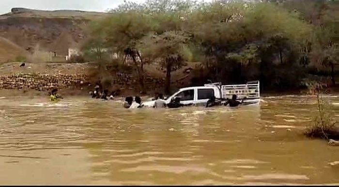 سيول الأمطار تودي بحياة ستة أشخاص وتلحق أضرارًا واسعة في شبوة