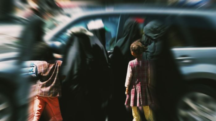 شهادات صادمة من حجة: نساء يواجهن الجوع بالتسوّل وجمع النفايات