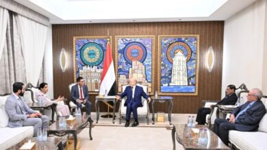 طالب بمضاعفة الضغط على الحوثيين.. العليمي: العقوبات وسيلة لاستعادة السلام