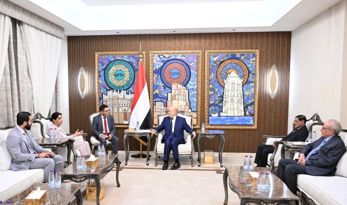 طالب بمضاعفة الضغط على الحوثيين.. العليمي: العقوبات وسيلة لاستعادة السلام