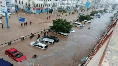 عدن تشهد أمطارًا غزيرة وأضرارًا في الشوارع والمنازل
