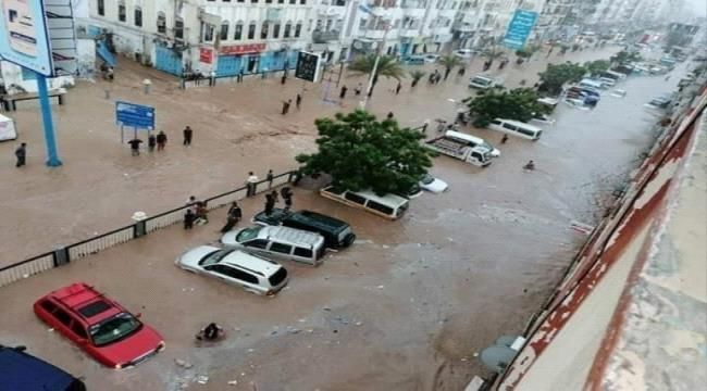 عدن تشهد أمطارًا غزيرة وأضرارًا في الشوارع والمنازل