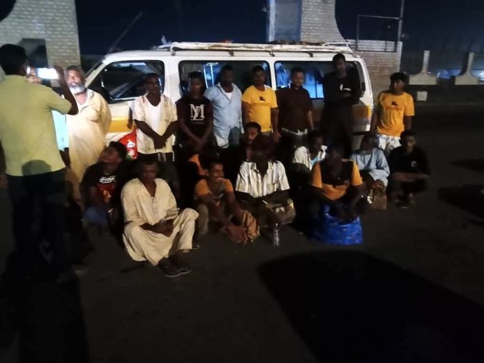 عودة 21 صيادًا يمنيًا إلى الوطن بعد احتجازهم في السودان