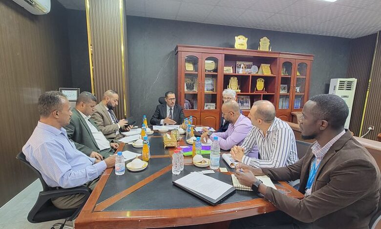 لقاء في عدن يناقش تداعيات تراجع التمويلات الدولية وأثرها على المساعدات الإغاثية والإنسانية