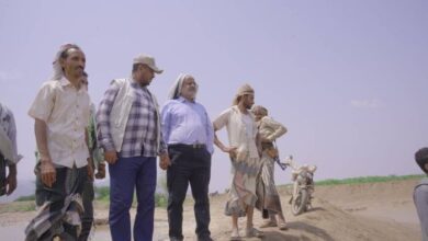 محافظ الحديدة وخلية الأعمال الإنسانية يتفقدان القرى المنكوبة بالسيول في حيس