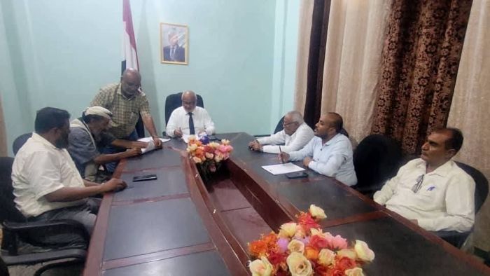 محافظ الحديدة يوقّع عقد إنشاء قسم الطوارئ التوليدية في الخوخة