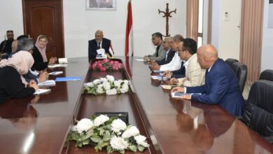 محافظ تعز يبحث مع وفدين من الوكالة السويسرية واليونيسيف تعزيز مشاريع المياه والتعليم وحماية الطفل