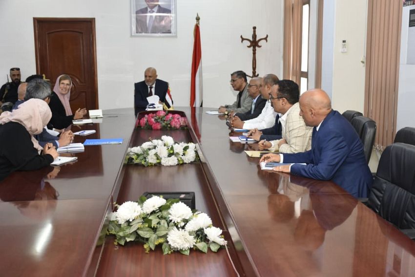 محافظ تعز يبحث مع وفدين من الوكالة السويسرية واليونيسيف تعزيز مشاريع المياه والتعليم وحماية الطفل