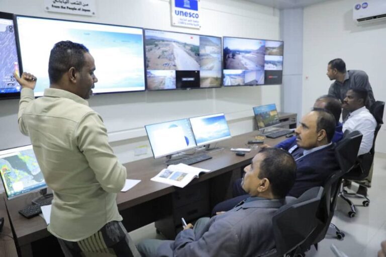 محافظ حضرموت يطلع على نشاط مركز الإنذار المبكر ومستوى الانجاز بمشروع سوق العسل المركزي بالوادي والصحراء