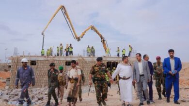 محافظ شبوة يتفقد مستوى الإنجاز في مشروع مركز الطوارئ الممول من الإمارات