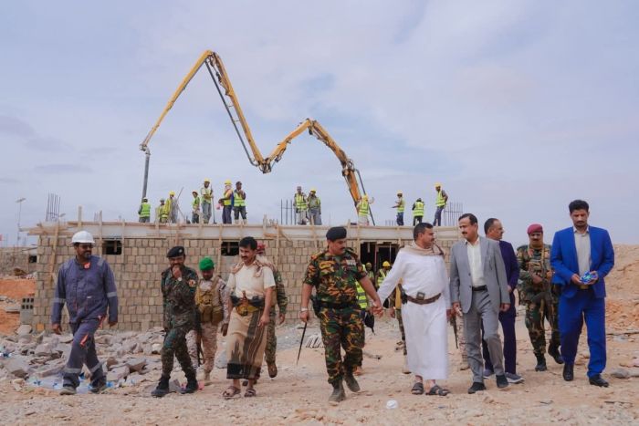 محافظ شبوة يتفقد مستوى الإنجاز في مشروع مركز الطوارئ الممول من الإمارات