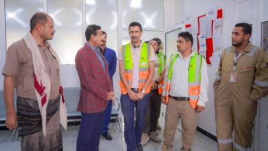 محافظ شبوة يطلع على ترتيبات تشغيل مشروع الطاقة الشمسية ويشدد على ضبط سوق المشتقات النفطية