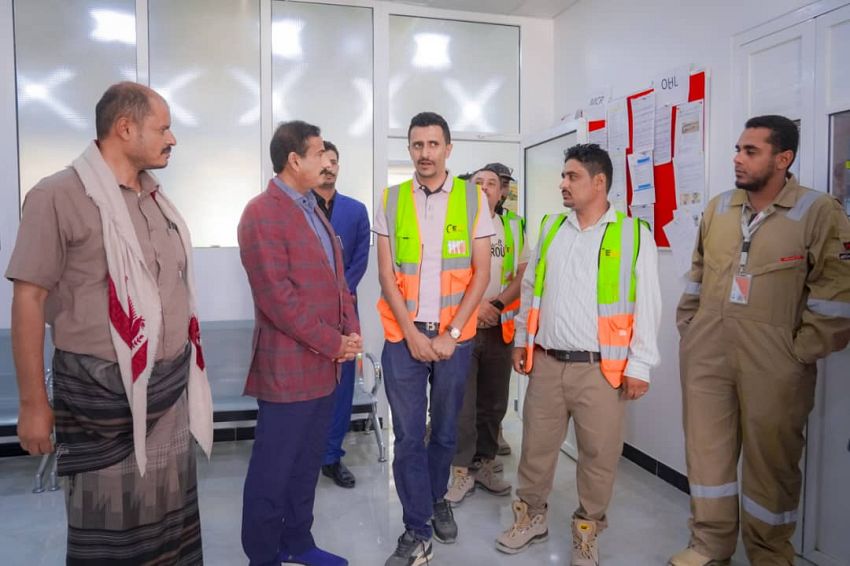 محافظ شبوة يطلع على ترتيبات تشغيل مشروع الطاقة الشمسية ويشدد على ضبط سوق المشتقات النفطية