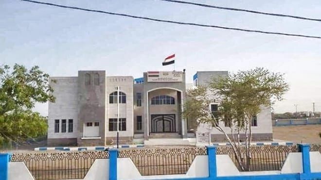 مدير عام المخا يبحث مع الأشغال العامة والصندوق الاجتماعي مشاريع تنموية في عزلة المشالحة