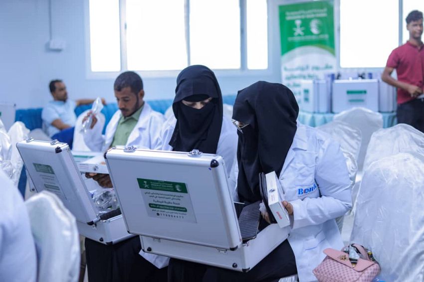 مركز الملك سلمان للاغاثة يدشن توزيع حقائب بيطرية بمحافظة حضرموت
