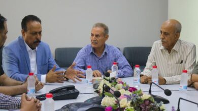 مصافي عدن وصندوق صيانة الطرق يناقشان توفير مادة الأسفلت