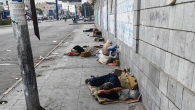 معاناة الحديدة تتفاقم.. قطع خدمتي المياه والكهرباء وضغوط حوثية على النازحين وفرض جبايات جديدة