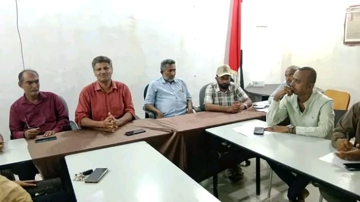 مكتب الصحة بالحديدة يبحث خطط تطوير الأداء وتعزيز الخدمات الطبية