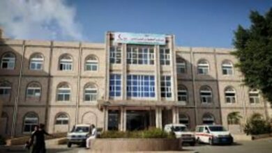 مليشيا الحوثي تحتجز سيارة إسعاف في حجة بعد نقل والد أطفال قضوا بانهيار منزل