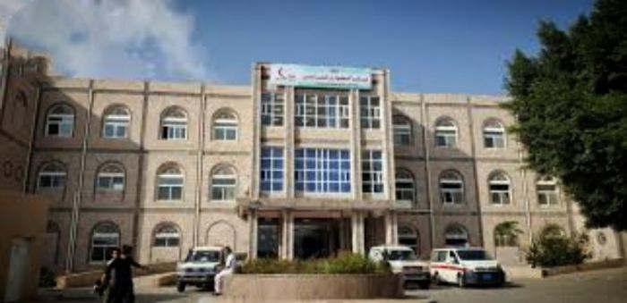 مليشيا الحوثي تحتجز سيارة إسعاف في حجة بعد نقل والد أطفال قضوا بانهيار منزل