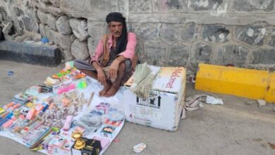 من أنقاض الحرب إلى أمل جديد.. الستيني محمد حسان يعيد بناء حياته في المخا