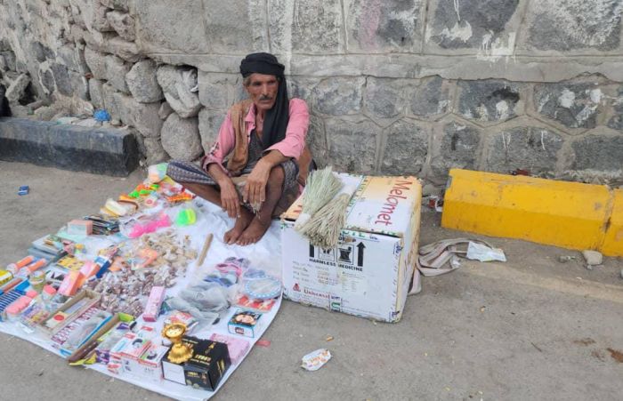 من أنقاض الحرب إلى أمل جديد.. الستيني محمد حسان يعيد بناء حياته في المخا