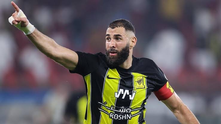بنزيما يفكر في الاعتزال بسبب ريال مدريد