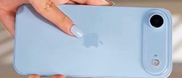 هاتف iPhone 17 Air باللون الأزرق السماوي يظهر في فيديو عملي جديد