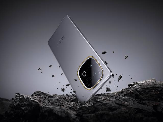 هاتف iQOO Z10 Turbo Plus ينطلق عالميًا ببطارية 8000 ملي أمبير ومعالج رائد