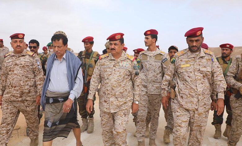 وزير الدفاع ومحافظ المهرة يتفقدان جاهزية محور الغيضة