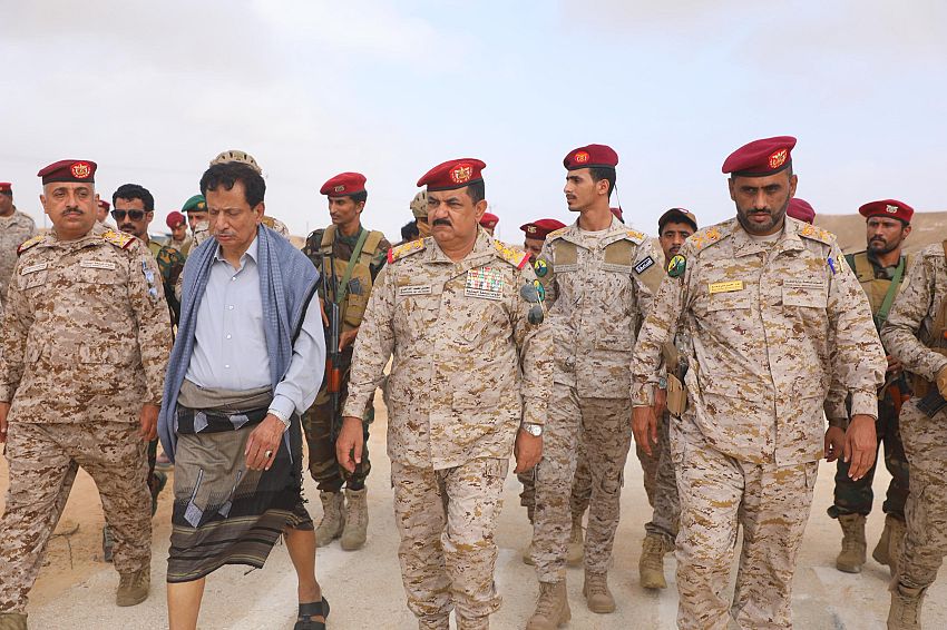 وزير الدفاع ومحافظ المهرة يتفقدان جاهزية محور الغيضة