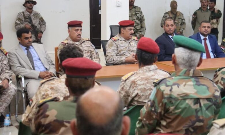 وزير الدفاع ومحافظ سقطرى يطلعان على جاهزية اللواء الاول مشاه بحري