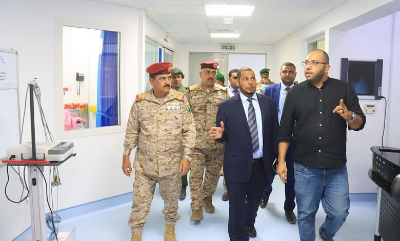 وزير الدفاع ومحافظ سقطرى يطلعان على سير العمل في عدد من المشاريع المقدمة من التحالف
