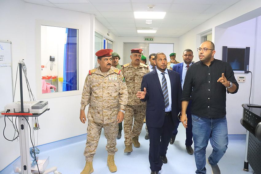 وزير الدفاع ومحافظ سقطرى يطلعان على سير العمل في عدد من المشاريع المقدمة من التحالف