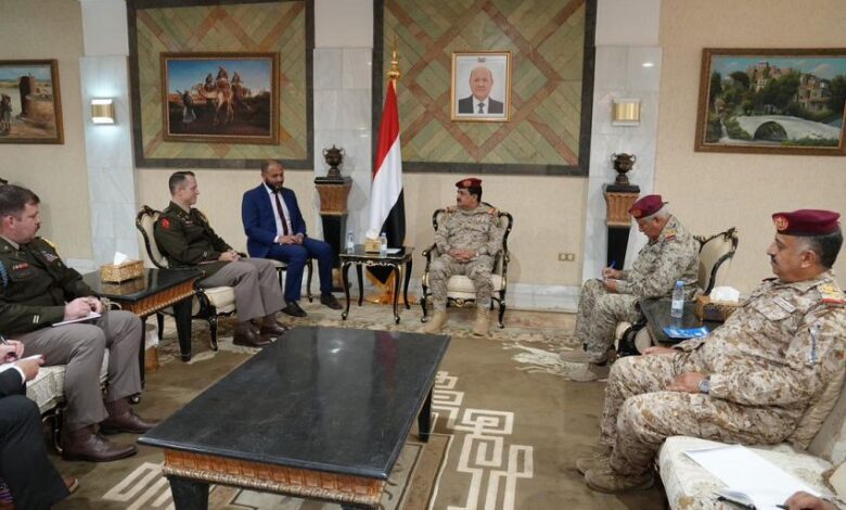 وزير الدفاع يبحث مع الملحق العسكري الامريكي جهود مكافحة التهريب