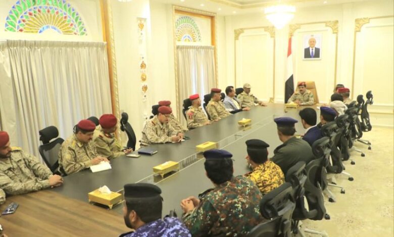 وزير الدفاع يترأس اجتماعاً موسعاً للجنة الأمنية في محافظة مارب