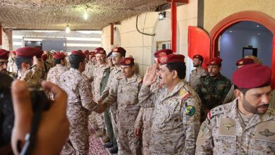وزير الدفاع يتفقد المواقع الأمامية في جبهات كتاف والبقع
