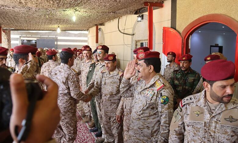وزير الدفاع يتفقد المواقع الأمامية في جبهات كتاف والبقع