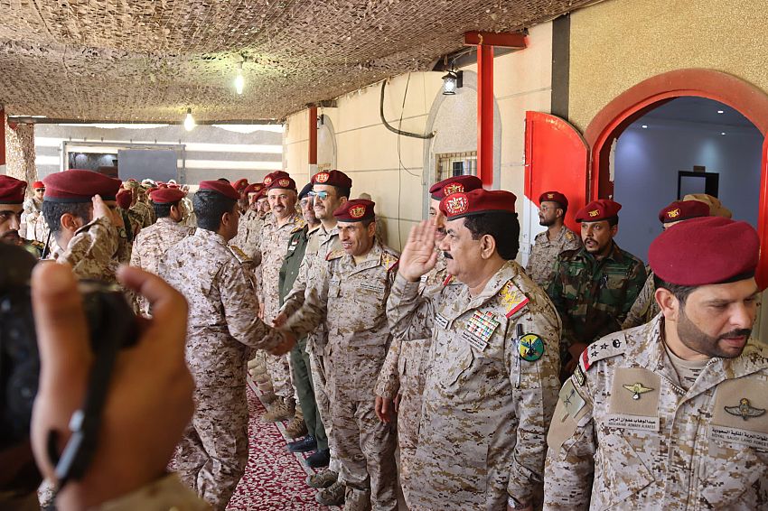 وزير الدفاع يتفقد المواقع الأمامية في جبهات كتاف والبقع