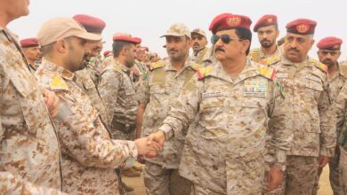 وزير الدفاع يتفقد قوات المنطقة العسكرية السابعة بمأرب ويشيد ببطولات منتسبيها