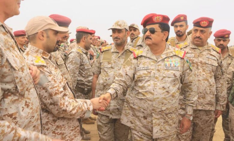 وزير الدفاع يتفقد قوات المنطقة العسكرية السابعة بمأرب ويشيد ببطولات منتسبيها