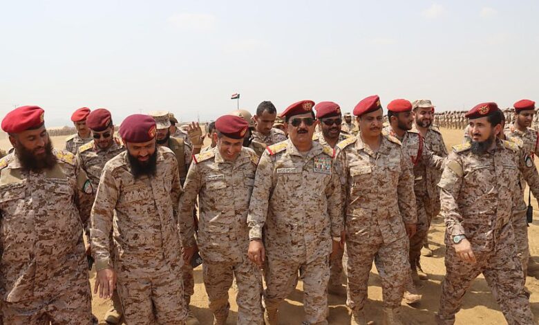 وزير الدفاع يشيد بالضبط والربط العسكري ومستوى الجاهزية لدى منتسبي محور مران