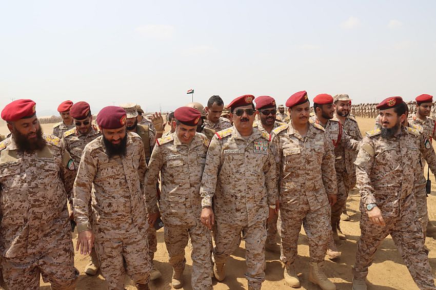 وزير الدفاع يشيد بالضبط والربط العسكري ومستوى الجاهزية لدى منتسبي محور مران
