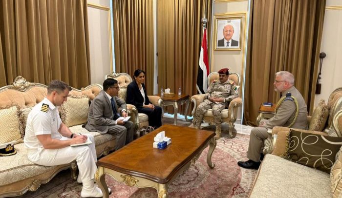 وزير الدفاع يطلع السفيرة البريطانية على ضبط شحنتي سلاح إيراني في عدن والساحل الغربي